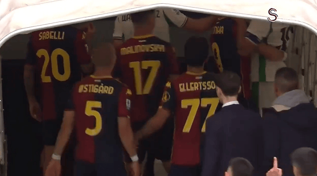 红牌罚下！球员通道互殴冲突